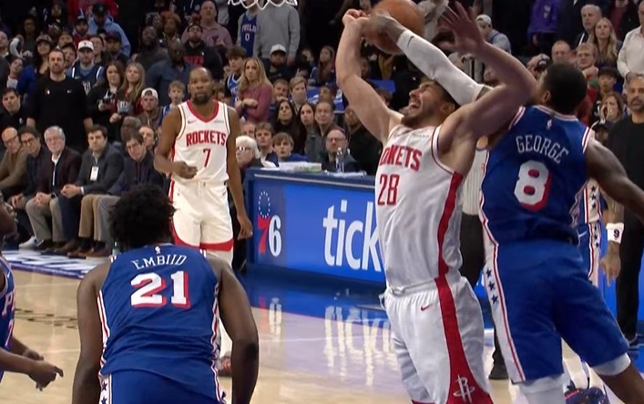 七星彩历史数据-防守建功！保罗·乔治大帽申京 随后乌布雷反击打中扩大领先