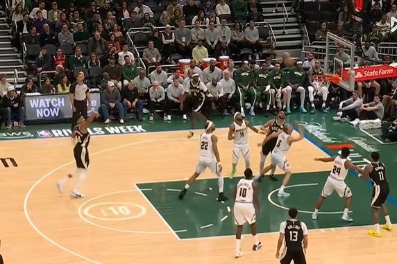 七星彩平台体验-你到底咋了？字母哥对抗金鸡独立后仰投出空气球